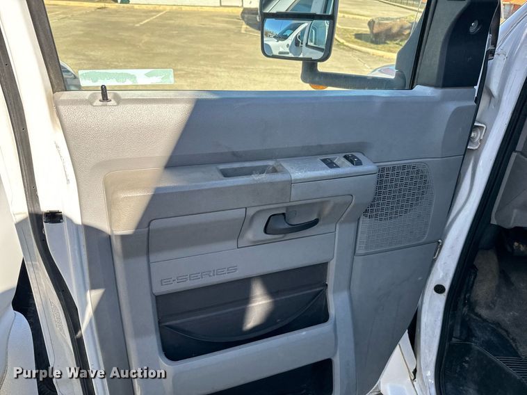 image for item EJ0174 2009 Ford E450 Super Duty shuttle bus