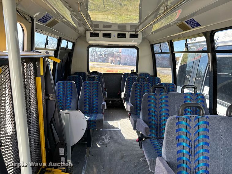 image for item EJ0174 2009 Ford E450 Super Duty shuttle bus