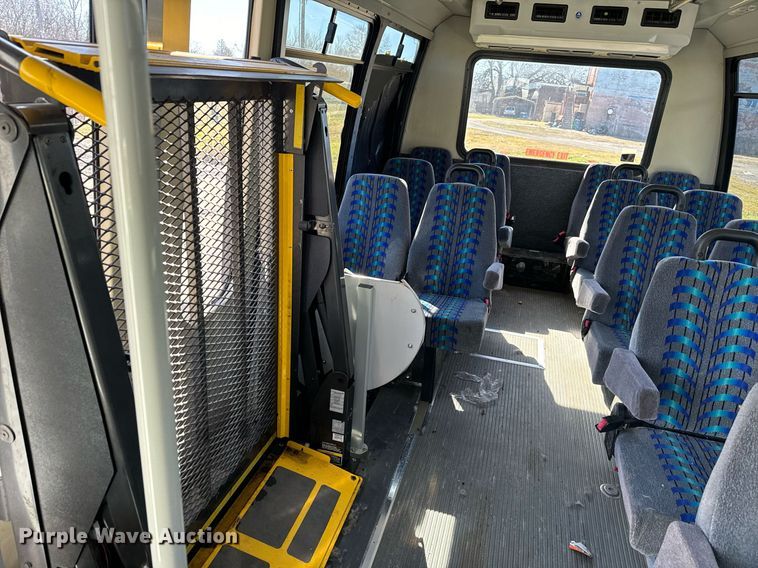 image for item EJ0174 2009 Ford E450 Super Duty shuttle bus