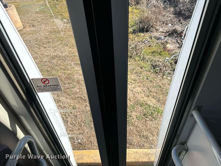 image for item EJ0174 2009 Ford E450 Super Duty shuttle bus