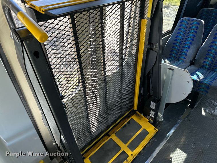 image for item EJ0174 2009 Ford E450 Super Duty shuttle bus