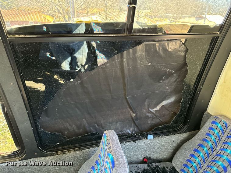 image for item EJ0174 2009 Ford E450 Super Duty shuttle bus