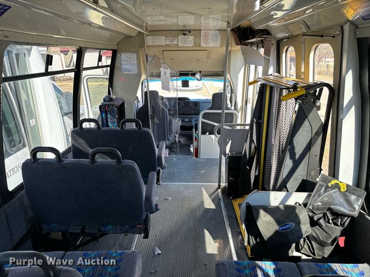 image for item EJ0174 2009 Ford E450 Super Duty shuttle bus