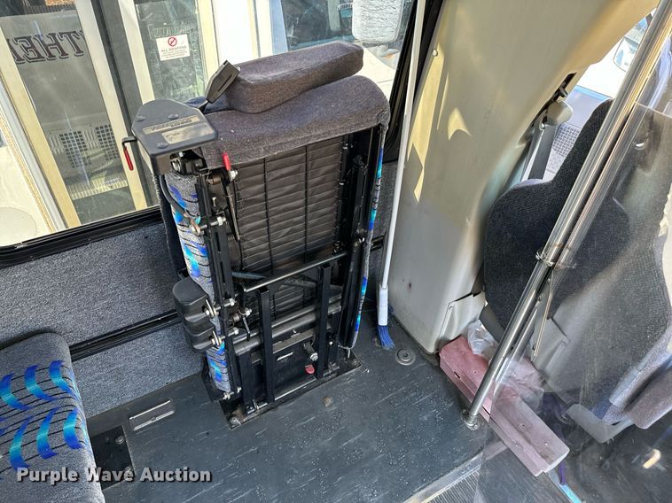 image for item EJ0174 2009 Ford E450 Super Duty shuttle bus