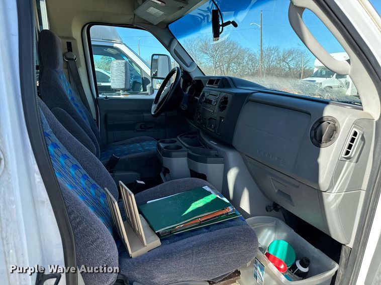 image for item EJ0174 2009 Ford E450 Super Duty shuttle bus