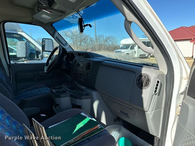 image for item EJ0174 2009 Ford E450 Super Duty shuttle bus