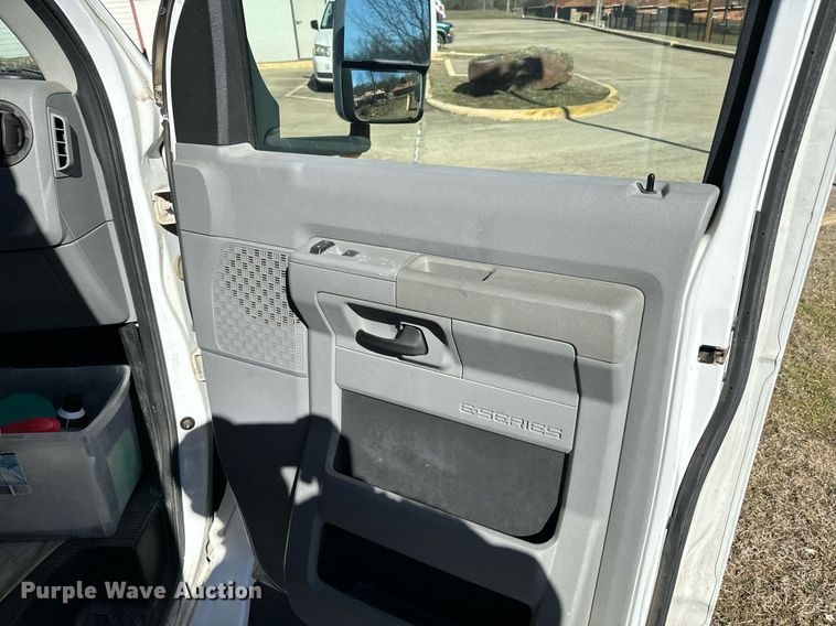 image for item EJ0174 2009 Ford E450 Super Duty shuttle bus