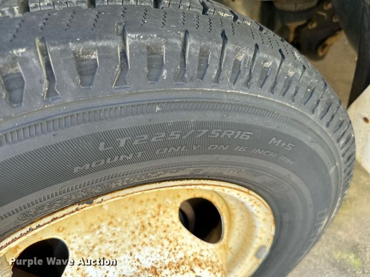 image for item EJ0174 2009 Ford E450 Super Duty shuttle bus