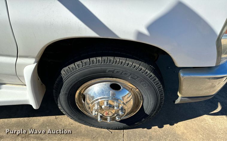 image for item EJ0174 2009 Ford E450 Super Duty shuttle bus