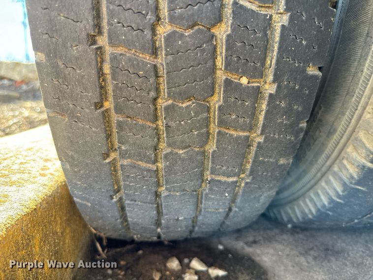 image for item EJ0174 2009 Ford E450 Super Duty shuttle bus