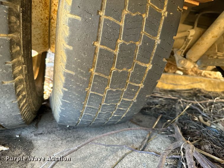 image for item EJ0174 2009 Ford E450 Super Duty shuttle bus