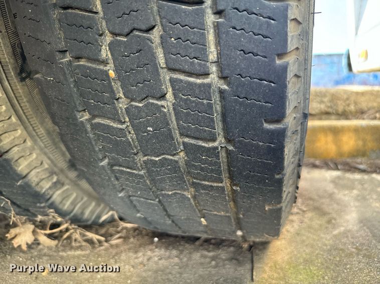 image for item EJ0174 2009 Ford E450 Super Duty shuttle bus