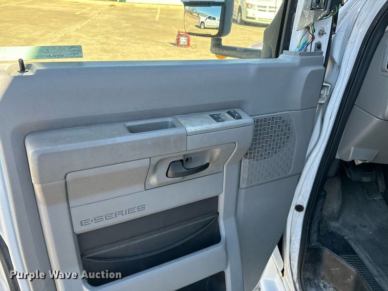 image for item EJ0175 2009 Ford E450 shuttle bus