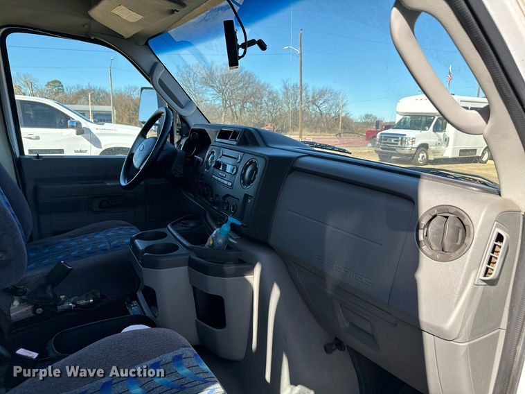 image for item EJ0175 2009 Ford E450 shuttle bus