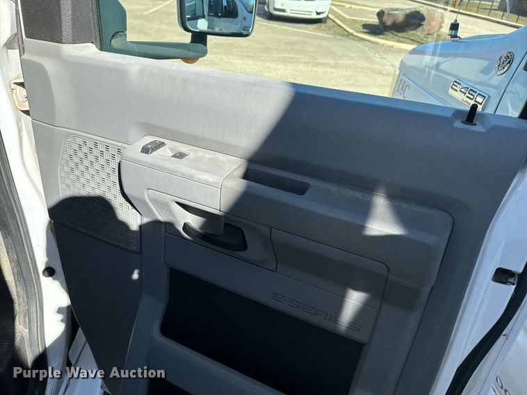 image for item EJ0175 2009 Ford E450 shuttle bus