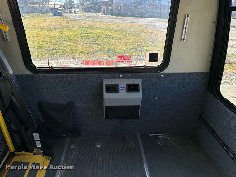 image for item EJ0175 2009 Ford E450 shuttle bus