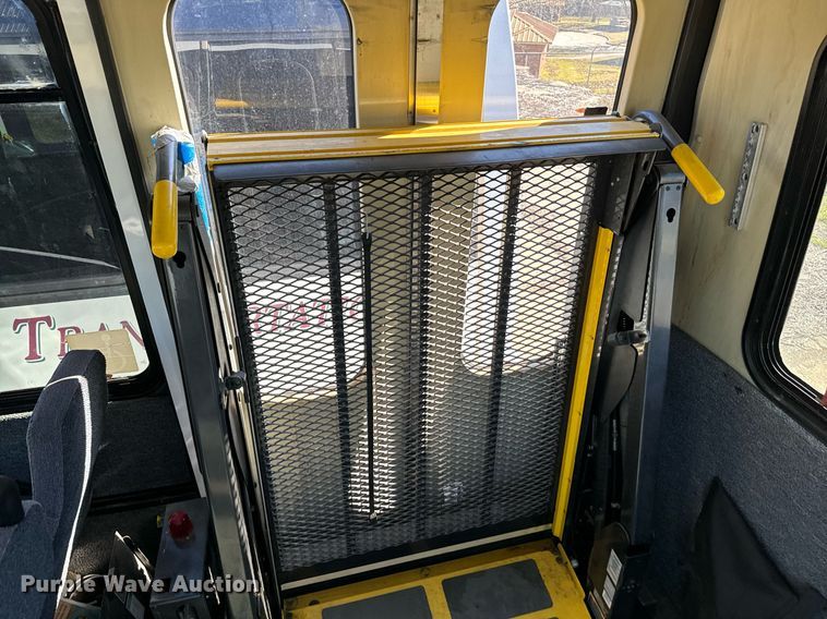 image for item EJ0175 2009 Ford E450 shuttle bus