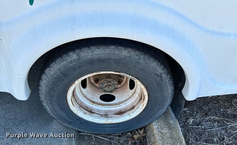 image for item EJ0175 2009 Ford E450 shuttle bus