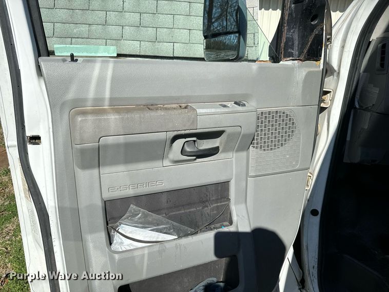 image for item EJ0204 2009 Ford E450 shuttle bus