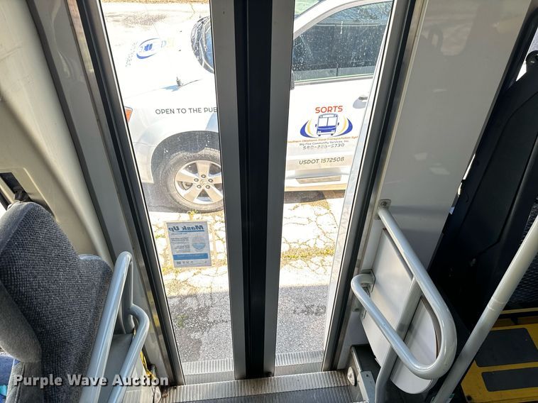 image for item EJ0204 2009 Ford E450 shuttle bus