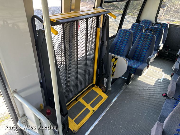 image for item EJ0204 2009 Ford E450 shuttle bus