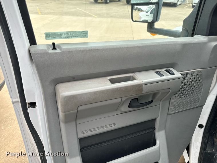 image for item EJ0218 2014 Ford E450 shuttle bus 