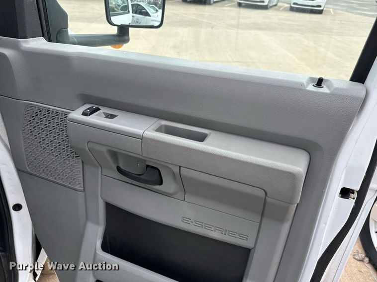 image for item EJ0218 2014 Ford E450 shuttle bus 