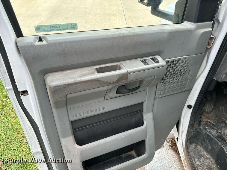 image for item EJ0219 2014 Ford E450 shuttle bus