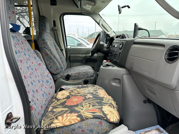 image for item EJ0219 2014 Ford E450 shuttle bus