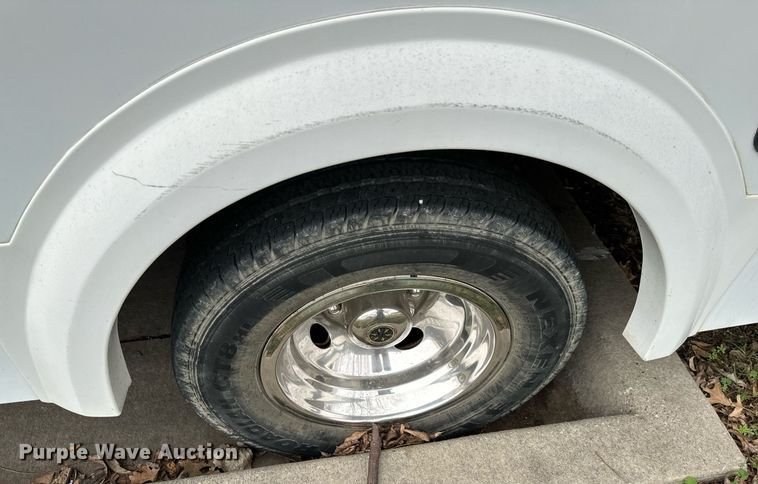 image for item EJ0219 2014 Ford E450 shuttle bus