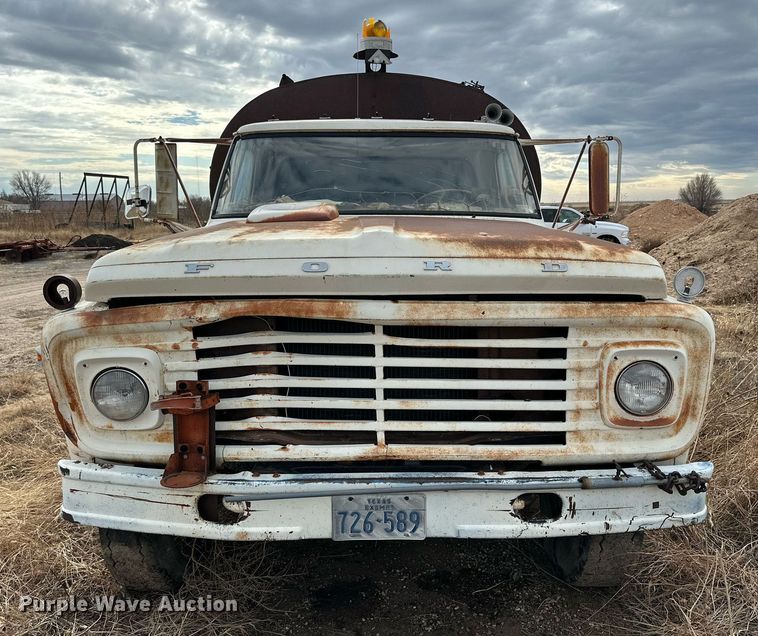 image for item IB9285 1971 Ford F750 oil distributor truck