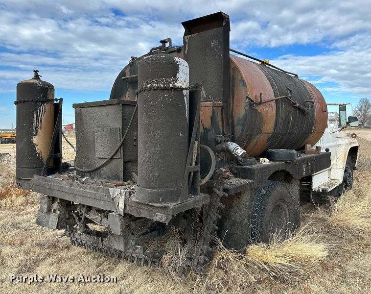 image for item IB9285 1971 Ford F750 oil distributor truck