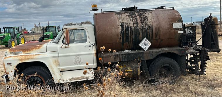 image for item IB9285 1971 Ford F750 oil distributor truck