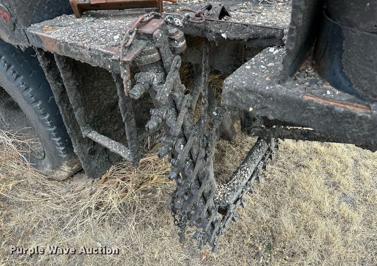 image for item IB9285 1971 Ford F750 oil distributor truck