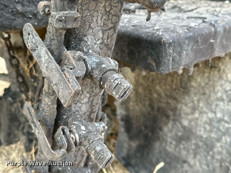 image for item IB9285 1971 Ford F750 oil distributor truck