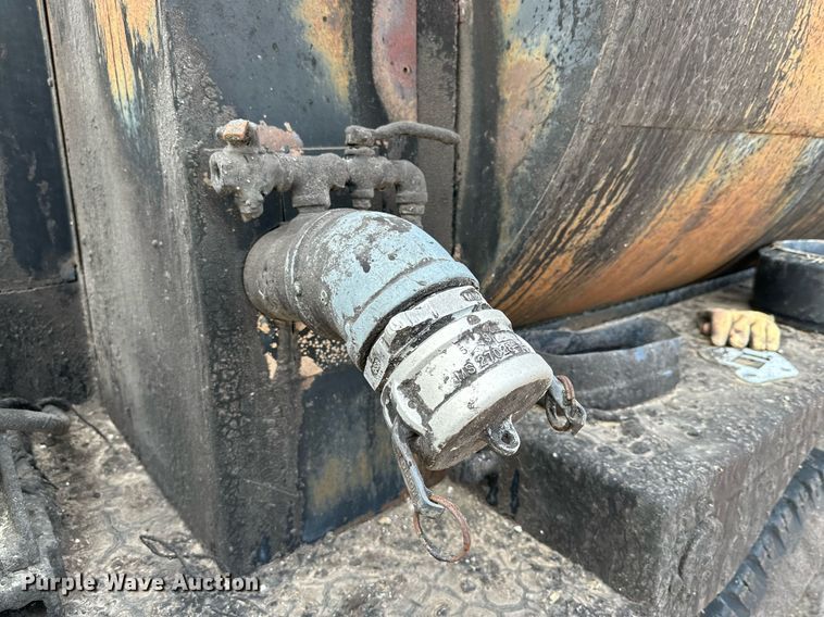 image for item IB9285 1971 Ford F750 oil distributor truck