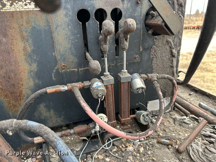 image for item IB9285 1971 Ford F750 oil distributor truck