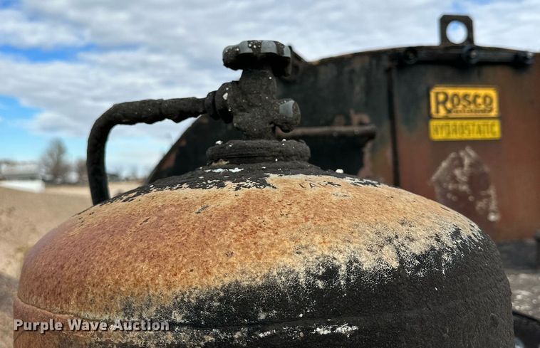 image for item IB9285 1971 Ford F750 oil distributor truck