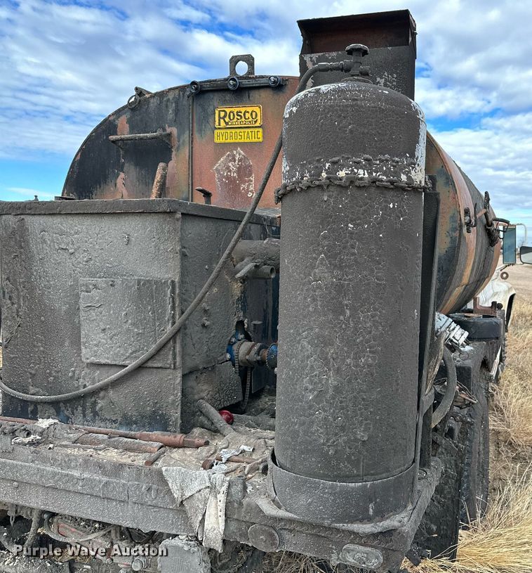 image for item IB9285 1971 Ford F750 oil distributor truck