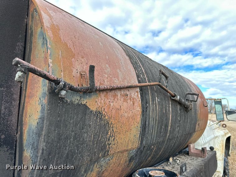 image for item IB9285 1971 Ford F750 oil distributor truck