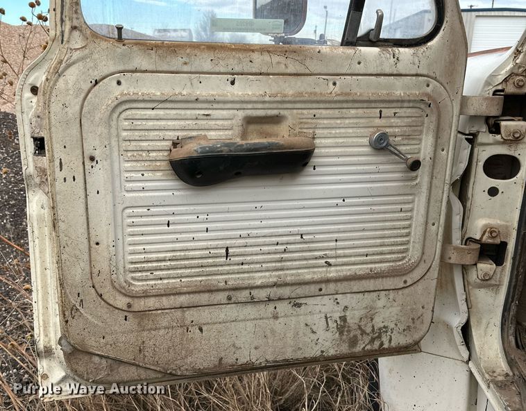 image for item IB9285 1971 Ford F750 oil distributor truck