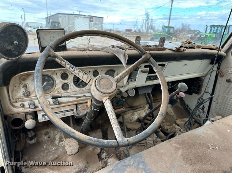 image for item IB9285 1971 Ford F750 oil distributor truck