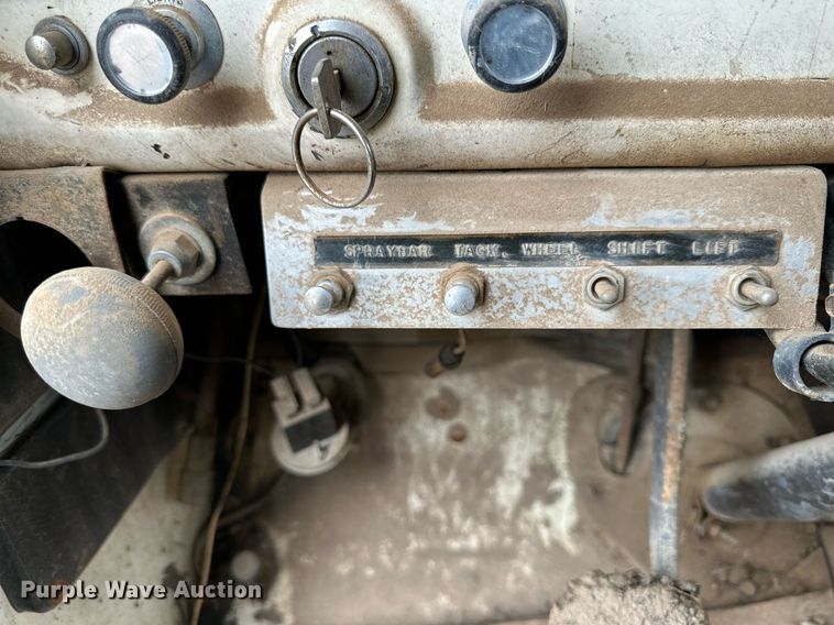 image for item IB9285 1971 Ford F750 oil distributor truck