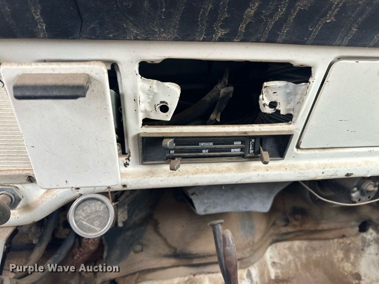 image for item IB9285 1971 Ford F750 oil distributor truck