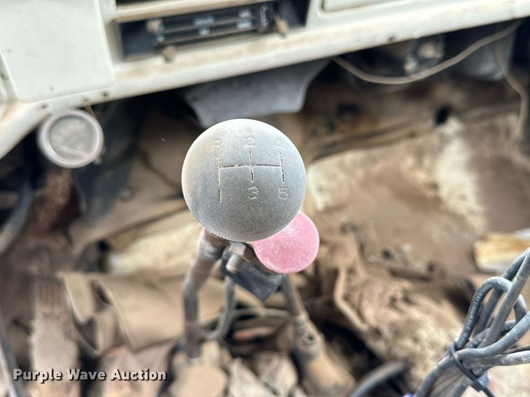 image for item IB9285 1971 Ford F750 oil distributor truck