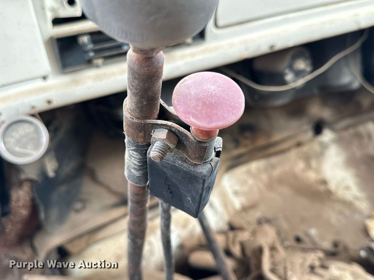 image for item IB9285 1971 Ford F750 oil distributor truck