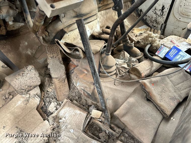 image for item IB9285 1971 Ford F750 oil distributor truck