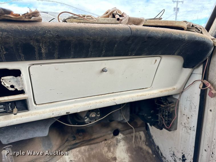 image for item IB9285 1971 Ford F750 oil distributor truck