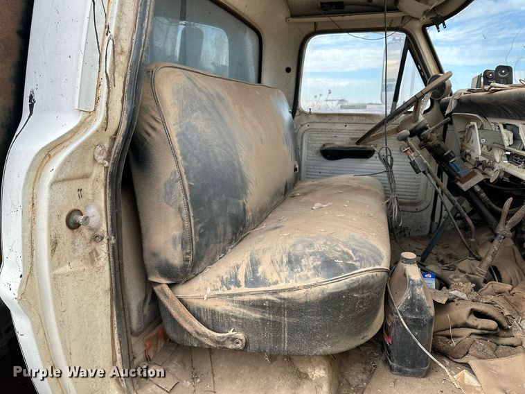 image for item IB9285 1971 Ford F750 oil distributor truck