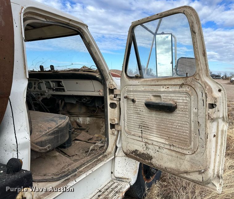 image for item IB9285 1971 Ford F750 oil distributor truck